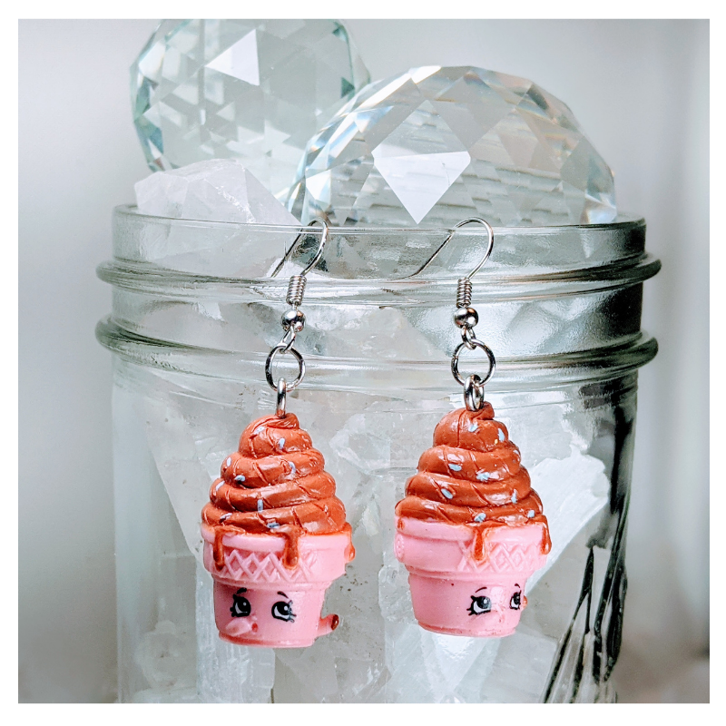 I Scream Earrings | Strawbphiazbling